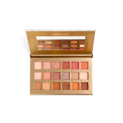 Paleta de sombras dourada com 24 cores variadas aberta com espelho.
