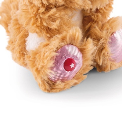 Pé de peluche castanho com detalhe rosa metálico e botão vermelho