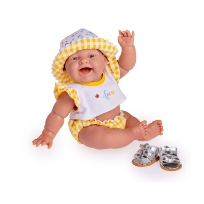 Boneca bebé sorridente com roupa de verão e chapéu, sandálias prateadas ao lado