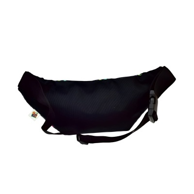 Bolsa tipo pochete preta com fecho preto e etiqueta branca