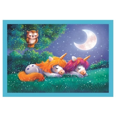 Ilustração de dois unicórnios a dormir com uma coruja numa paisagem noturna