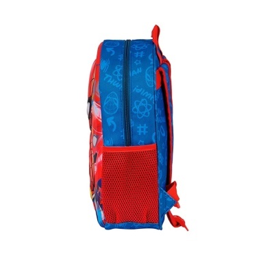 Perfil lateral de mochila infantil azul e vermelha com bolso lateral em rede vermelha e padrão científico.