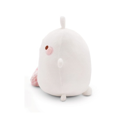 Pelúcia branca com olhos castanhos e bochechas cor-de-rosa em fundo branco