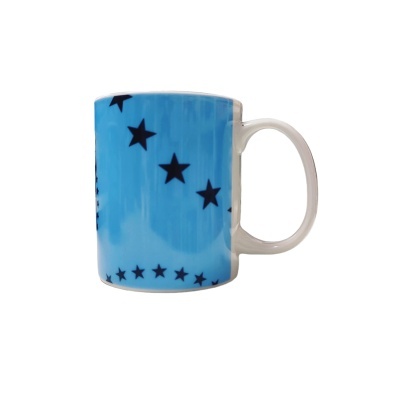 Caneca branca e azul decorada com estrelas pretas