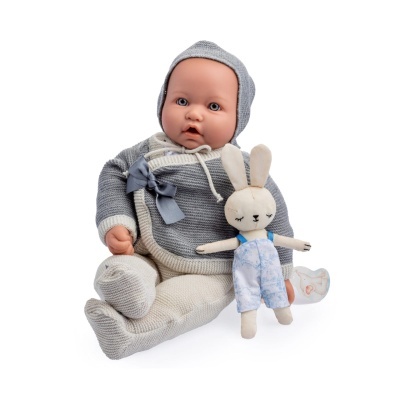 Boneca bebé em roupa cinzenta e bege com coelho de peluche azul e branco