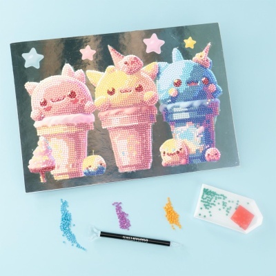 Kit de arte com copos de gelado em formas de coelho e unicórnio com contas coloridas