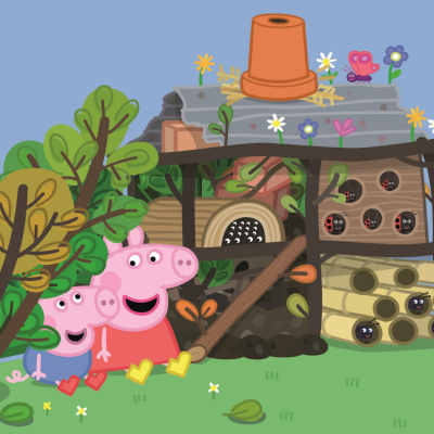 Ilustração de duas personagens de porcos cor-de-rosa junto a uma casa de madeira e pedra com decoração de flores e vasos