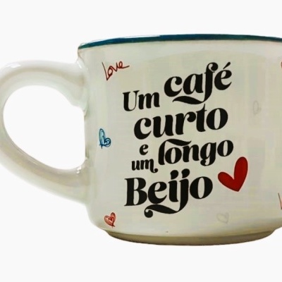 Caneca cerâmica branca com texto e corações coloridos