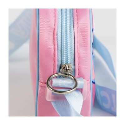 Mala pequena rosa com fecho azul e argola metálica