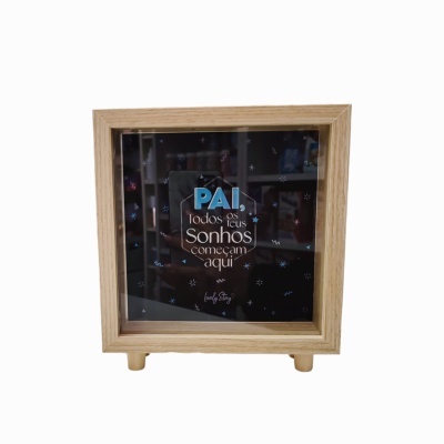 Cofre decorativo em madeira clara com texto em português no vidro