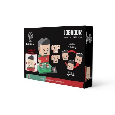 Caixa preta com blocos de construção para montar jogador de futebol com rosto intercambiável