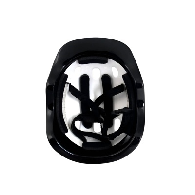 Interior de capacete preto com acolchoamento branco e tiras pretas