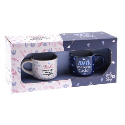 Conjunto de duas canecas em caixa decorada, uma branca com flores e outra azul com textos para avó.