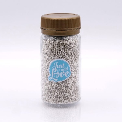 Frasco transparente com pérolas prateadas e rótulo azul com texto branco