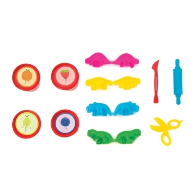 Conjunto de brinquedos de cozinha coloridos em plástico com pratos e utensílios para crianças.