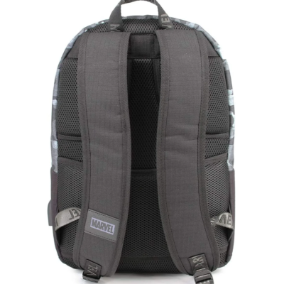 Mochila cinzenta com costas em malha preta e detalhe camuflado