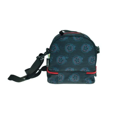 Mala tiracolo preta com padrão de círculos azuis e vermelhos e fecho vermelho.