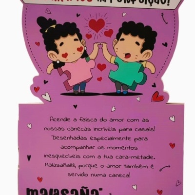 Embalagem rosa com ilustração de crianças cartoon e texto promocional de canecas para casais da marca Malasaña
