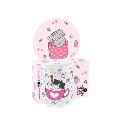 Caneca branca decorada com gato dentro de chávena rosa e caixa rosa com ilustração de gato
