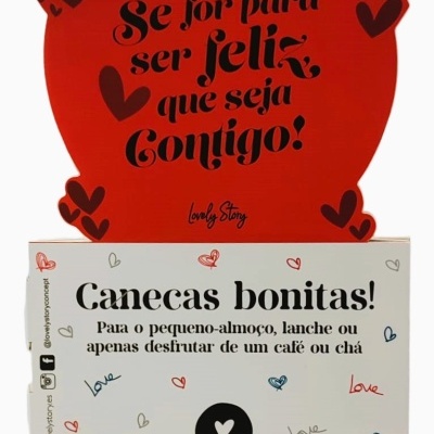 Expositor vermelho em forma de coração com texto e caixa branca com texto e corações coloridos