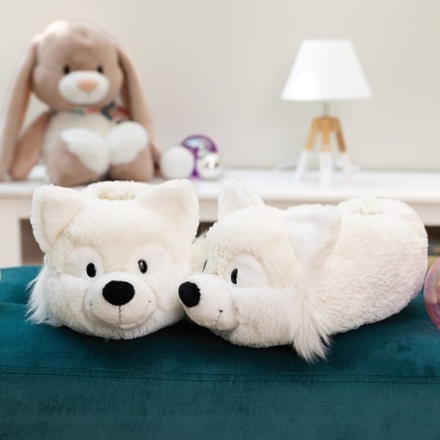 Pantufas de cão branco peludo para criança em superfície azul