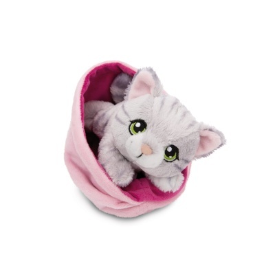 Pelúcia gato cinzento numa cama rosa