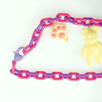 Colar de correntes plástico rosa e roxo com pendentes coloridos em fundo branco