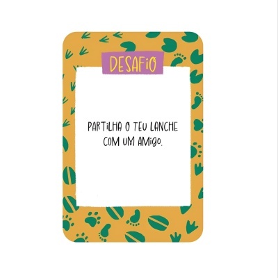 Cartão com moldura amarela e estampas verdes com texto em português e etiqueta roxa com 