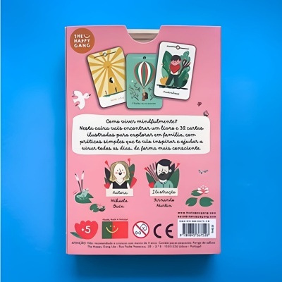 Caixa rosa de jogo com ilustrações de cartas e texto em português