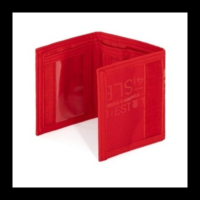 Carteira vermelha de tecido com vários compartimentos e janela transparente