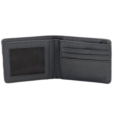 Carteira masculina preta aberta mostrando compartimentos para cartões