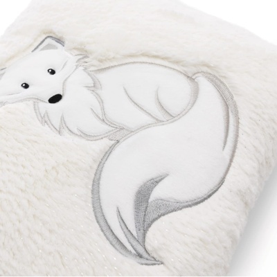 Almofada branca com bordado de raposa cinzenta e branca em textura macia