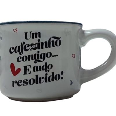 Caneca branca com texto e corações pequenos