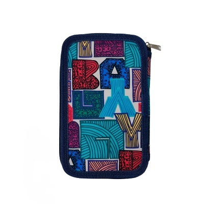 Estojo retangular com padrão geométrico colorido e letras dispersas