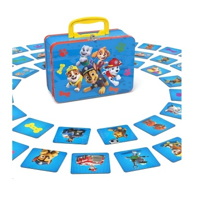 Mala azul com personagens da Patrulha Pata e cartas de memória espalhadas