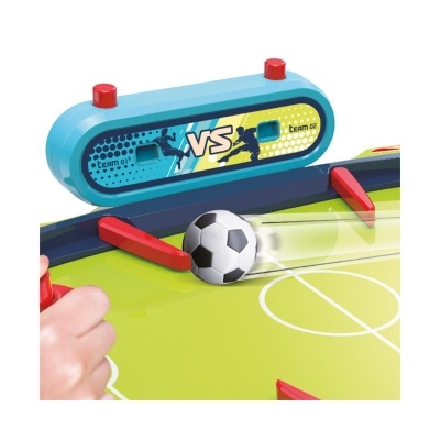 Jogo de futebol de mesa com placar azul e botões vermelhos