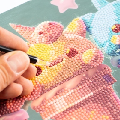 Pintura por números com diamantes, ursinho colorido sendo trabalhado