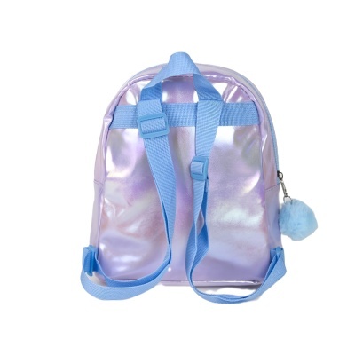 Mochila pequena lilás iridescente com alças azuis e pompom azul claro