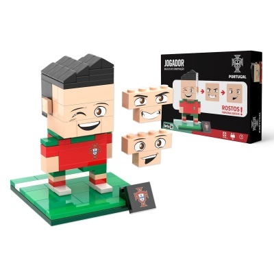 Boneco de blocos com roupa da seleção Portugal e caixas com opções de rostos