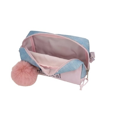 Estojo escolar rosa e azul com pompom rosa e texto 'metal'