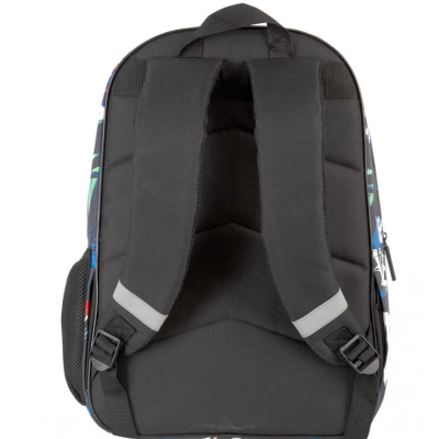 Mochila preta vista de trás com alças almofadadas e faixa refletora.