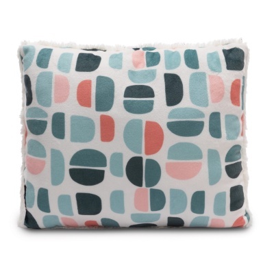 Almofada retangular com padrão geométrico em azul, verde, coral e branco