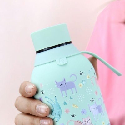 Garrafa térmica verde água com desenho de gatos lilás e flores