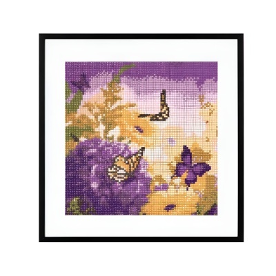 Quadro decorativo com mosaico de borboletas e flores em tons lilás, roxo e amarelo.