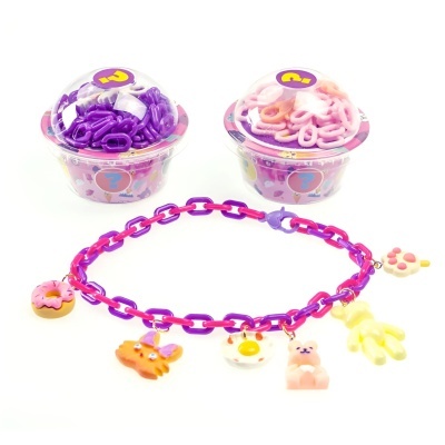 Pulseira cor-de-rosa com pendentes e duas caixas com anéis coloridos roxos e rosas