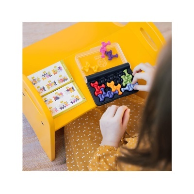 Criança a jogar com puzzle infantil de encaixe colorido em madeira