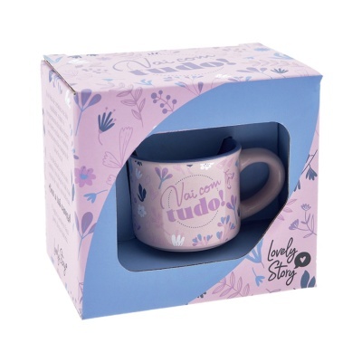 Caneca de cerâmica rosa com mensagem e caixa decorativa com padrão floral