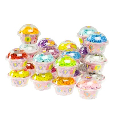 Recipientes com números coloridos de plástico em tampas em cúpula