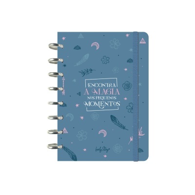 Caderno azul com argolas e desenhos decorativos com frase inspiradora