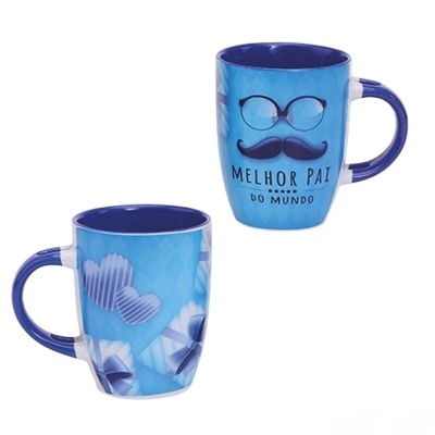 Duas canecas azuis, uma com texto Melhor Pai do Mundo e design de bigode e óculos, outra com corações e laços azuis.